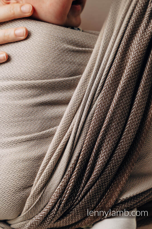 Mein Erstes Tragetuch, Fischgrätmuster (100% Baumwolle) - LITTLE HERRINGBONE BABY CAFFE LATTE - Größe L (grad B) #babywearing