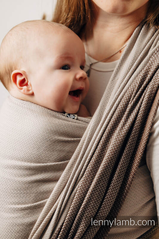 Mein Erstes Tragetuch, Fischgrätmuster (100% Baumwolle) - LITTLE HERRINGBONE BABY CAFFE LATTE - Größe L (grad B) #babywearing