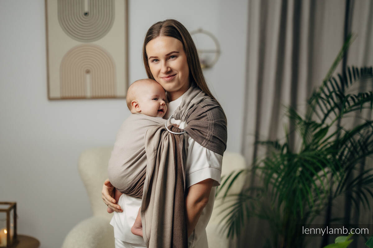 Mein Erster RingSling, Fischgrätmuster (100% Baumwolle), Raffung an den Ringen - LITTLE HERRINGBONE BABY CAFFE LATTE - standard 1.8m #babywearing