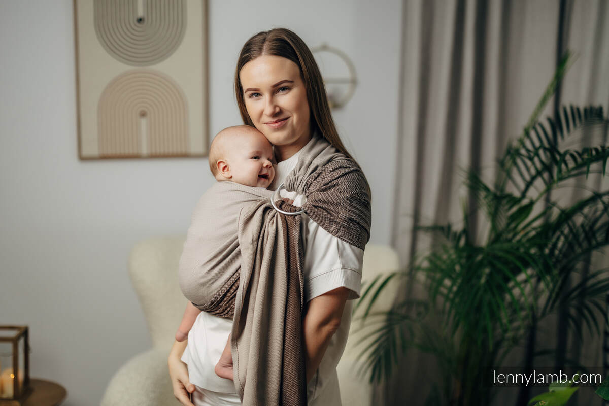 Mein Erster RingSling, Fischgrätmuster (100% Baumwolle), Raffung an den Ringen - LITTLE HERRINGBONE BABY CAFFE LATTE - standard 1.8m #babywearing