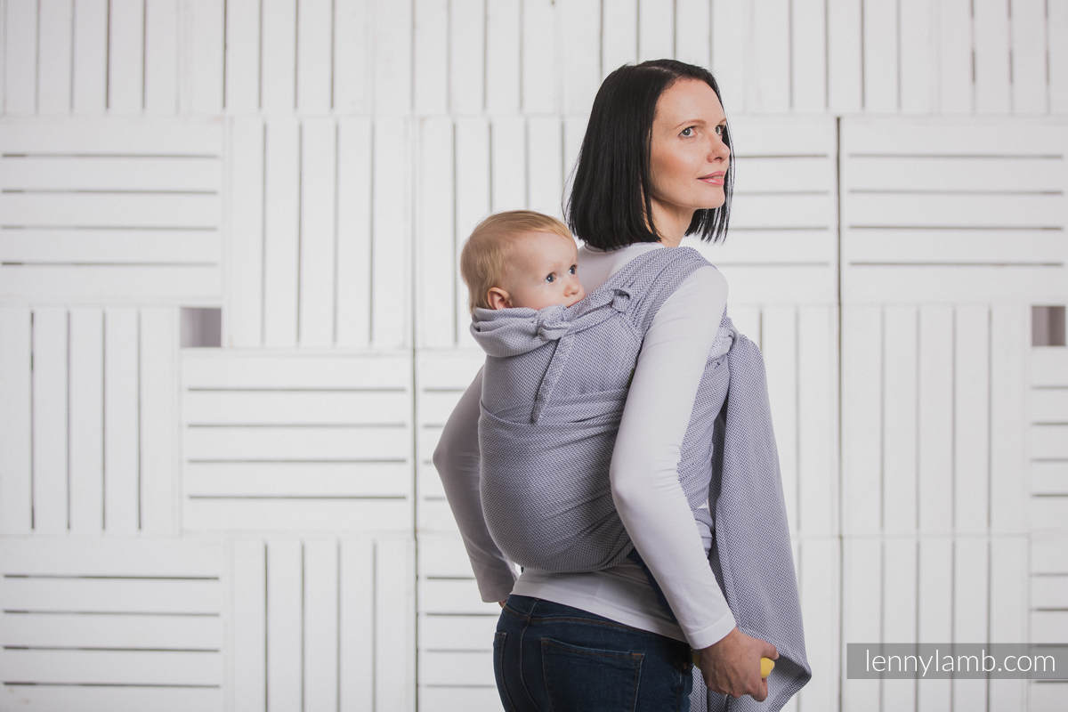 WRAP-TAI Tragehilfe Mini mit Kapuze/ Fischgrätmuster / 100% Baumwolle / LITTLE HERRINGBONE GRAU  #babywearing