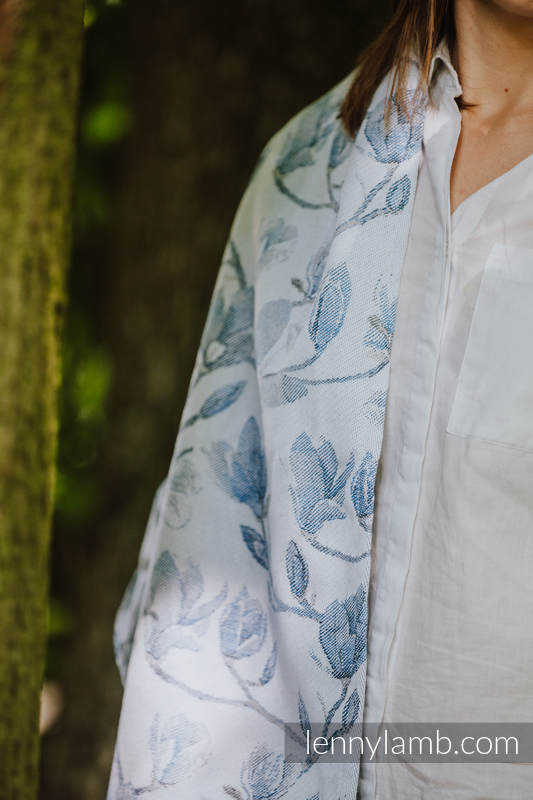 Le châle est fait du même tissu que les écharpes de portage (100% coton) - MAGNOLIA BLUE OPAL #babywearing
