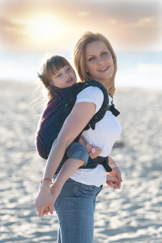 LennyPreschool Carrier, Preschool Size, jacquard weave (60% cotton, 28% merino wool, 8% silk, 4% cashmere) - PEACOCK'S TAIL - BLACK OPAL #babywearing