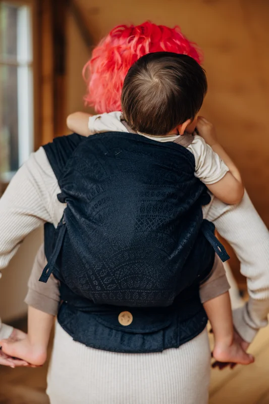 LennyHybrid Half Buckle Carrier, Preschool Size, jacquard weave (59% cotton, 41% merino wool) - PEACOCK'S TAIL - PITCH BLACK #babywearing