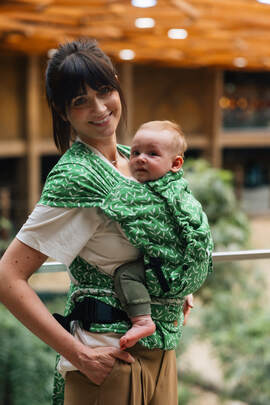 LennyHybrid Half Buckle Carrier, Standard Size, jacquard weave (54% cotton, 46% TENCEL™ Lyocell) - ENCHANTED NOOK - EVERGREEN
