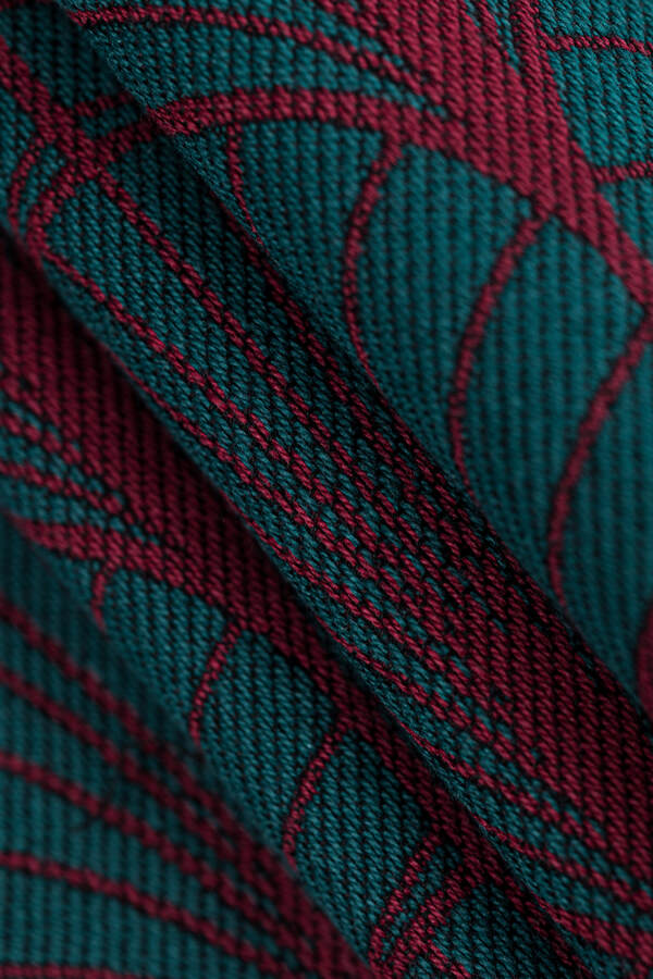 Deco — Maroon Moss